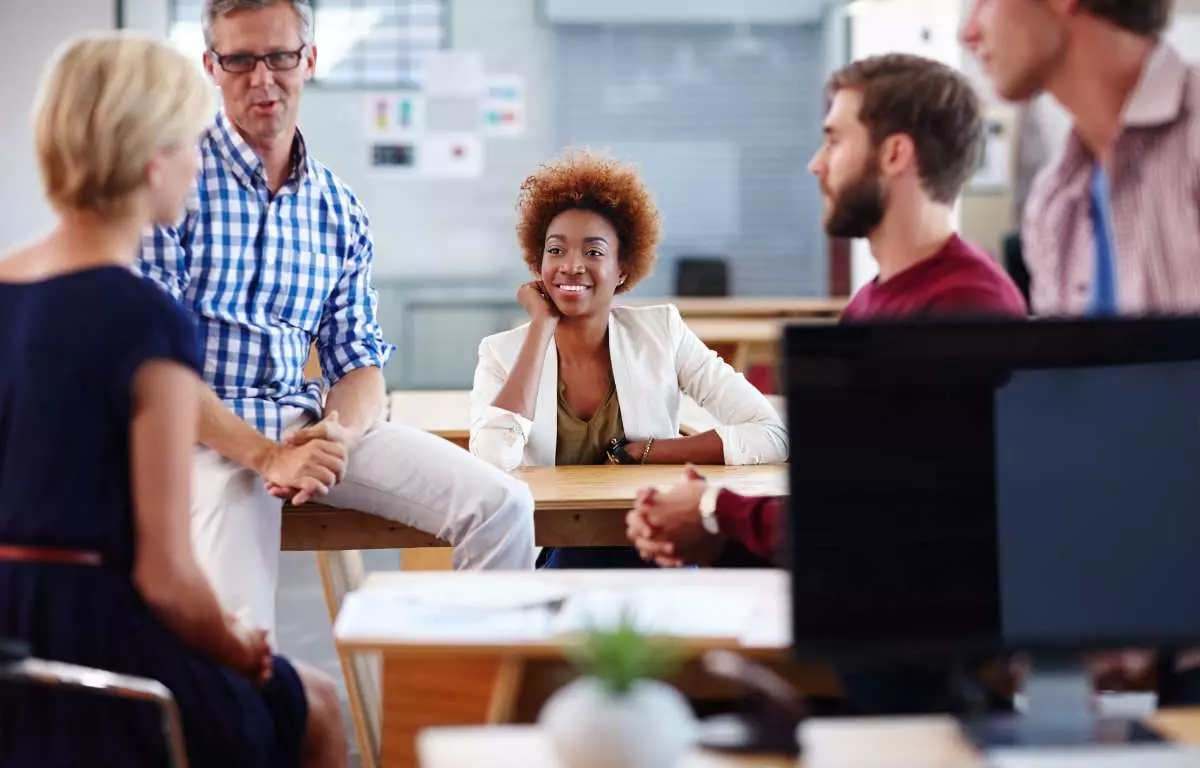 Relacionamentos no Trabalho: Navegando pelas Complexidades Emocionais 1 Prós e Contras: Balanceando Coração e Carreira