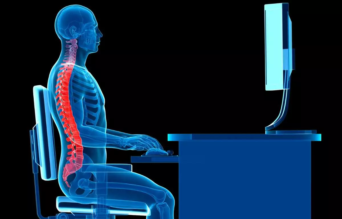 Espaço de Trabalho Revolucionário: Elimine Dores Persistentes 3 Monitores e Dispositivos: Posicionamento que Protege Sua Visão